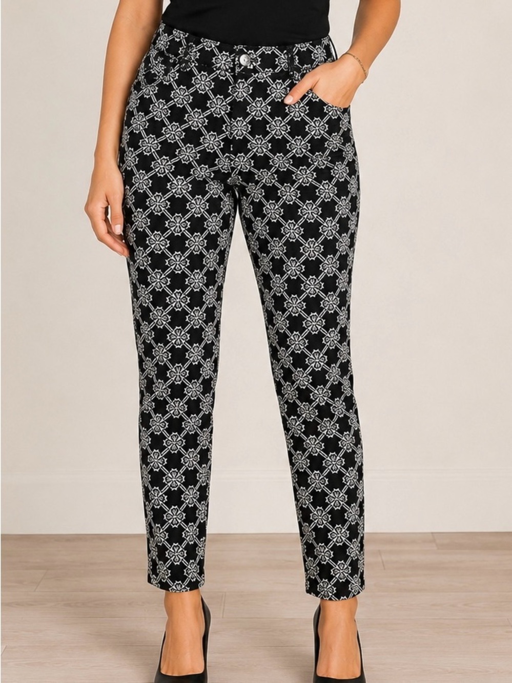 WHBM Ankle Pants Size 6S Black & White Slim Geometric Ankle Pants